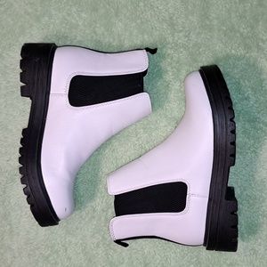Soda Chelsea boots